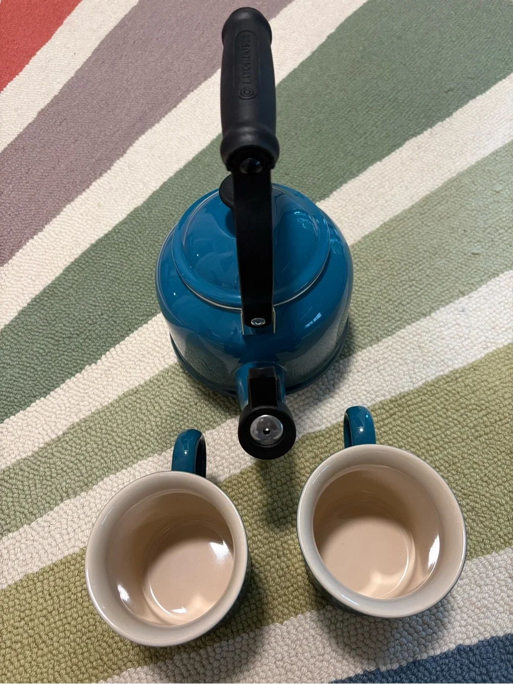 Le Creuset Demi Kettle & 2 Stoneware Mugs Set in Deep Teal